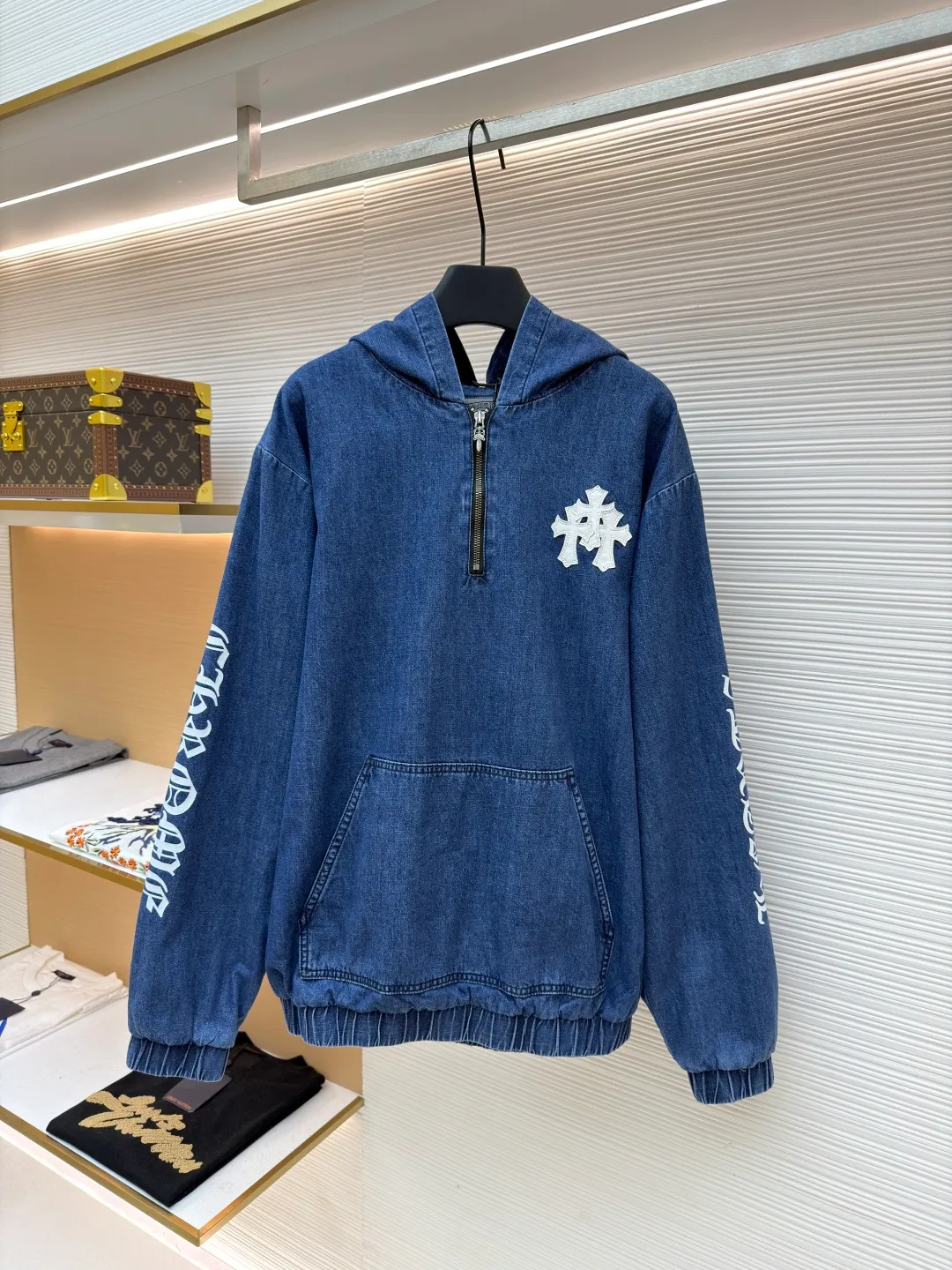 Chrome Hearts hooded patch pocket half-zip jacket ●Original version: Purchased and developed at 38979 ●Item number: 1681625-C20 ●Fabric: Denim denim fabric ●Technology: Glue printing ●Color: blue ●Version: Fitted version ●Weight: about 915 grams ●Size: S-M-L ●Description: Original domestic stock purchased for 3.4W The development cost is extremely high, and the fabric is imported from Italy with high density Made of pure cotton twill denim, the jacquard lining has a minimum order loss of one thousand meters. The printing is based on the original version with hand-made glue printing, focusing on hand-sewn sheepskin crosses. The gold content is extremely high, the authentic ancient silver-made chain heads (key points: the zipper pullers are sprayed with silver to make them look old). The overall routing is straight and delicate, the fabric is comfortable and soft, and the color is consistent without color difference. It can be matched with the same style to create a fashionable look and control various occasions. Customized accessories, three complete standards, the same style for men and women!